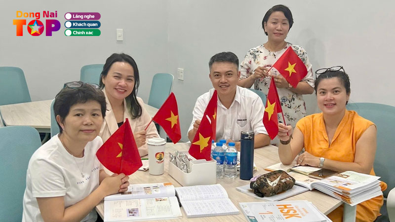 Dot-nhap-1-buoi-hoc-hsk-cua-giao-vien-dam-thi-sen-tai-hoc-vien-on-ngoc-beu-dongnaitoplist